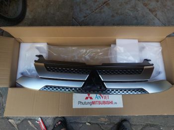 Mặt ca lăng xe mitsubishi Outlander 2020