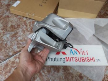 Chân máy sau xe mitsubishi Outlander 