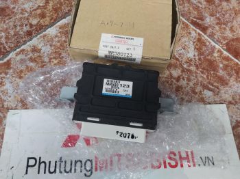 Hộp điều khiển cài cầu xe Mitsubishi Pajero Ngân hàng V73