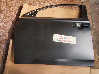 Cánh cửa trước xe mitsubishi Outlander
