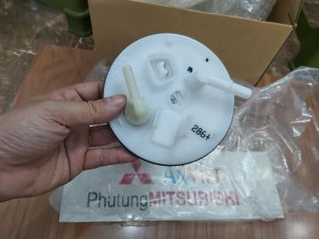 Cụm bơm xăng xe Mitsubishi Pajero ngân hàng V93
