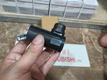 Mô tơ bơm nước rửa kính xe Mitsubishi Zinger