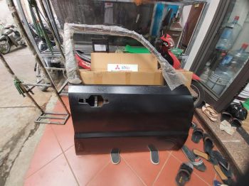 Cánh cửa trước xe Mitsubishi Pajero Ngân hàng V93