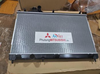 Két nước xe Mitsubishi Outlander