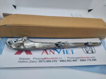 Ốp mạ cản trước miếng trên xe mitsubishi Attrage