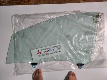 Kính cánh cửa trước xe mitsubishi Xpander