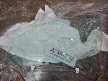 Kính cánh cửa xe mitsubishi Outlander