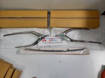 Ốp mạ cản trước xe Mirage