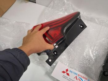 Đèn hậu miếng ngoài bên lái xe mitsubishi Xpander 2020