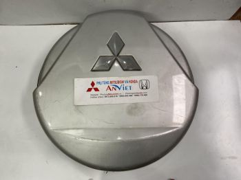 Ốp lốp dự phòng xe Mitsubishi Jolie.
