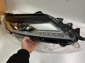 Đèn pha bên lái xe Mitsubishi Pajero Sport 2021 