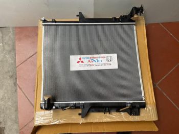 Két nước xe Mitsubishi Pajero Sport 