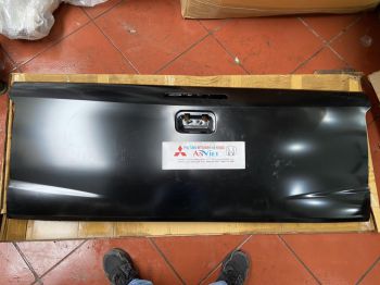 Cửa thùng sau xe Mitsubishi Triton 2016-2018