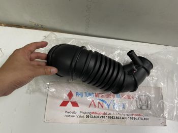 Ống cao su nối từ bầu lọc vào két tubor xe Mitsubishi Triton 
