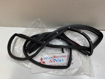 Gioăng êm trên cánh cửa xe Mitsubishi Pajero