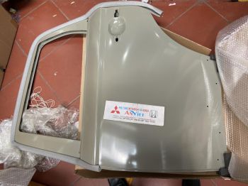 Cánh cửa sau Mitsubishi Outlander