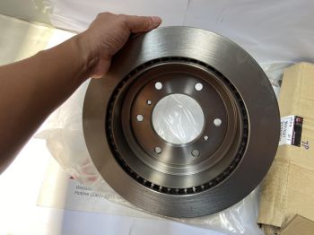 Đĩa phanh sau xe Mitsubishi Pajero ngân hàng v93 v73