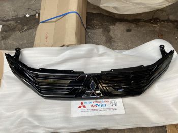 Mặt ca lăng xe Mitsubishi Xpander màu đen bản MT đời 2020-2022