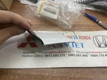 Nắp nhựa che móc kéo cứu hộ xe Mitsubishi Xpander