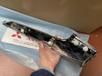 Viền mạ cản trước, ốp mạ cản trước miếng trên xe Mitsubishi Triton 2019-2022
