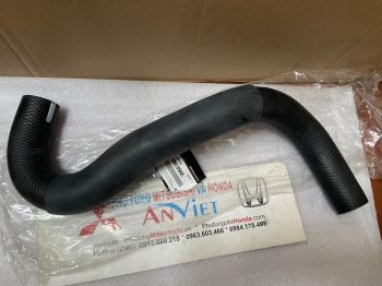 Ống cao su vào két nước phía dưới xe Mitsubishi PAJERO SPORT