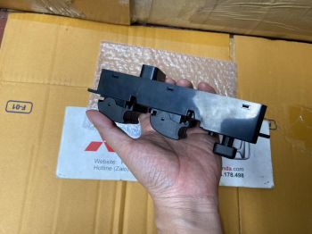 Công tắc lên xuống kính tổng xe Mitsubishi GRANDIS