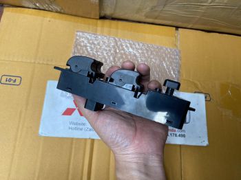 Công tắc lên xuống kính cửa trước bên lái xe Mitsubishi GRANDIS