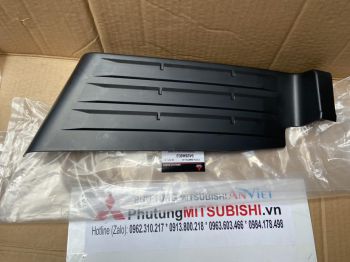 Ốp nhựa trên ba đờ sốc sau xe Mitsubishi TRITON 2019-2023