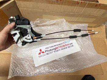 Khóa ngậm cửa xe Mitsubishi Triton chính hãng