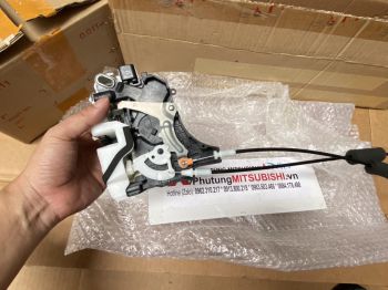 Khóa ngậm cửa xe Mitsubishi Pajero Sport chính hãng