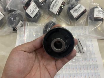 Cao su ắc càng A xe Mitsubishi Lancer