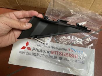 Nhựa máng nước dưới chân kính chắn gió xe Mitsubishi OUTLANDER