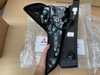 Đèn hậu miếng ngoài bên lái xe Mitsubishi Xpander 2022-2023