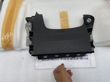 Túi khí đầu gối xe Mitsubishi Outlander