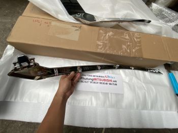 Ốp mạ cản trước miếng trên xe Mitsubishi Xpander chính hãng