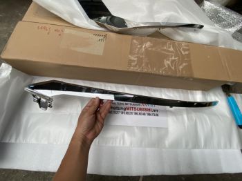 Nẹp mạ ba đờ sốc trước miếng trên xe Mitsubishi Xpander