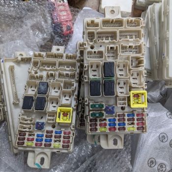 bãi 8565A370 thân hộp cầu chì trong táp lô xe  Mitsubishi Triton máy xăng và dầu (1693=B252/B251 or A753)4481B=B251