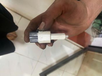 25320A010P Công tắc bàn đạp chân phanh- đèn phanh mitsubishi triton  cầu 2024-2025