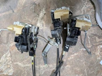 Khóa ngậm cửa trước, cửa sau Mitsubishi Triton, Pajero Sport hàng bãi