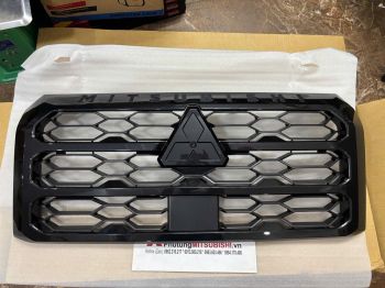 62310A057P mặt ca lăng Mitsubishi Triton 2024 2025 BẢN pRE  nan dạng lỗ tổ ong+ có chữ MITSUBISHI trên ca lăng