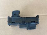 Công tắc lên xuống kính cửa trước Mitsubishi Triton 2024-2027 25411A040P