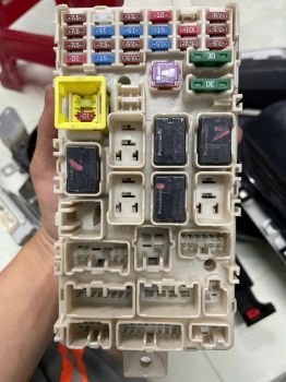 24350B000P thân hộp cầu chì trong táp lô xe  Mitsubishi Xforcer DESTINATOR 2024 2025 2026