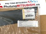 Đề can ốp ngoài trụ kính cánh cửa sau vị trí mép sau Mitsubishi XForce 82818B001P 82819B001P