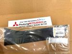 Đề can ốp ngoài trụ kính cánh cửa sau vị trí mép sau Mitsubishi XForce 82818B001P 82819B001P