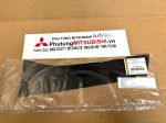 Đề can ốp ngoài trụ kính cánh cửa sau vị trí mép sau Mitsubishi XForce 82818B001P 82819B001P