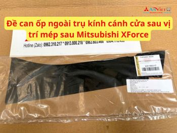 Đề can ốp ngoài trụ kính cánh cửa sau vị trí mép sau Mitsubishi XForce 82818B001P 82819B001P