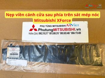 Đề can ốp ngoài trụ kính cánh cửa trước vị trí giữa thân xe Mitsubishi XForce 80818B001P 80819B001P