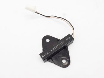Ăng ten nhận tín hiệu chìa khóa điện ở trong yên ngựa Mitsubishi XForce 8637A525