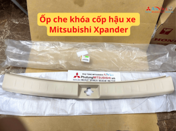 Ốp che khóa cốp hậu xe Mitsubishi Xpander